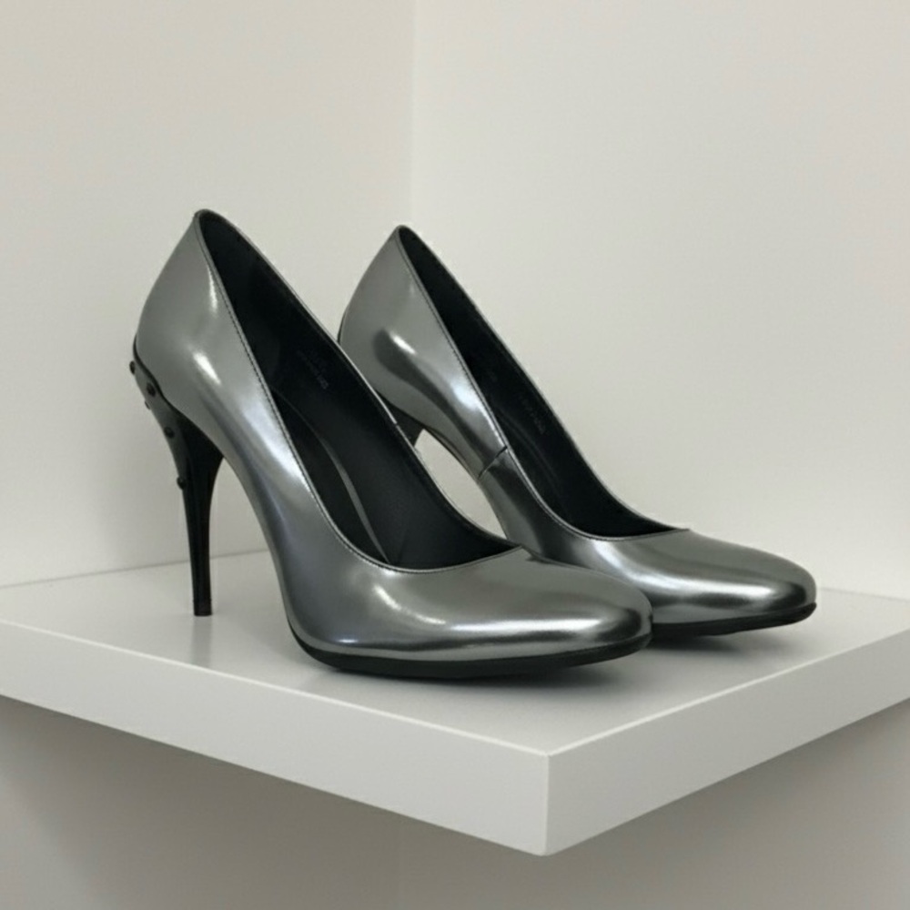 NWOT TOD’s Special Metallic Heel